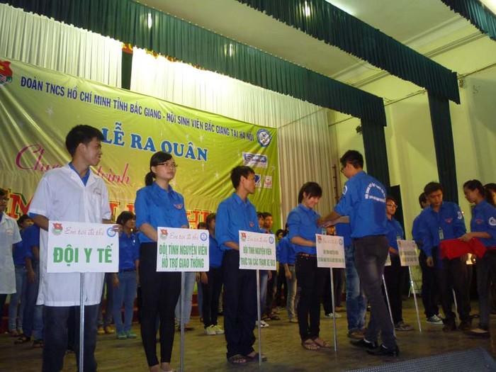 Đại diện 9 đội tình nguyện nhận thẻ chứng nhận của Hội sinh viên Bắc Giang tại Hà Nội